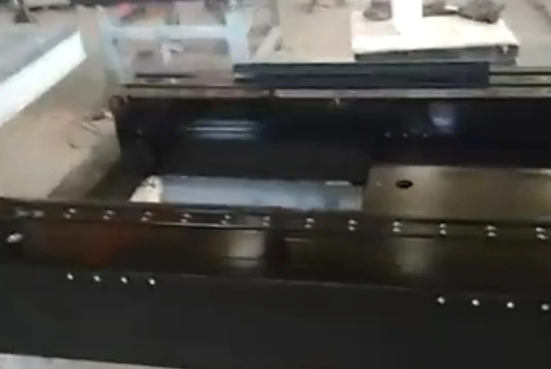 Qaybaha granite ee leh godad la qoday oo la galiyay